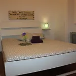 The Blue House - Saint Pauls Apartman *